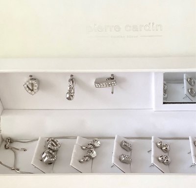 Pierre Cardin皮爾卡登耳環 項鍊套組共10件。首飾皆防過敏。自由搭配變化多。