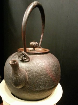 @@六合堂@@破釜壺系列，稀有收藏。 在眾多作家物系統的日本古鐵壺中，宮崎家的製器風格走的是輕薄的壺身，全手工製作的壺蓋