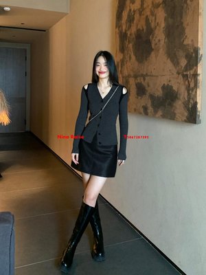 黑色v領針織開衫女2022新款設計感氣質修身長袖露肩上衣-Nina Raise