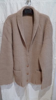 100%純羊毛，絲瓜領開襟毛衣  悠閒款型設計樣衣
