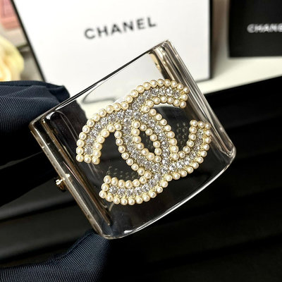 國際精品CHANEL 香奈兒透明珍珠水鑽雙C寬版手環 代購