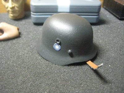 WJ1二戰部門 德軍M35舊化款1/6厚金屬製鋼盔一頂(內襯皮質有氧化裂損狀況) 有國軍貼紙