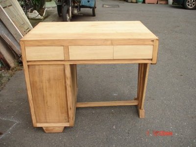 70-80年前的一張特殊的老書桌,全部是用檜木製作的