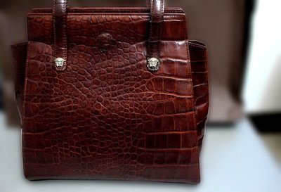 ((瑪奇亞朵的珠寶世界))義大利名牌真品 超美紅棕色 頂級 鱷魚皮紋 美包 VERSACE 側背包