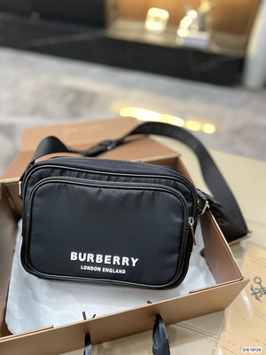 配 Burberry巴寶莉相機包什么時候開始胸包也成了男女大街小巷必備品，今年巴寶莉的胸包真是火 NO81572
