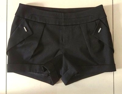 (冬衣出清）專櫃法國精品 La Feta，黑色毛料短褲，褲管反摺，黑色內裡，前跟後面都有雙口袋。尺寸 38 碼，無彈性