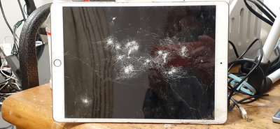 蘋果 Apple iPad Air3 3 WiFi A2152 10.5吋 平板零件機 狀況: 因充電槽壞故不能測試開機 破屏