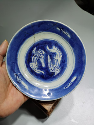 【二手】清代的藍底留白雙龍戲珠小碟子。瓷器在古代是個珍貴的物品，鋸釘 古董 舊貨 收藏 【華夏禦書房】-3652