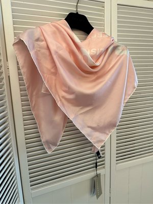 莉莉安 超低價3680～全新Burberry 粉色 字母logo 印花 絲巾 披巾 挑剔勿下標💕💕