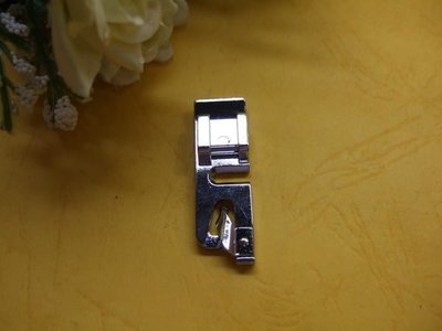 特價《便利式捲邊縫壓布腳(捲平)1/8吋(3mm)》適用舊式傳統直線、兄弟牌BROTHER、車樂美、勝家縫紉機