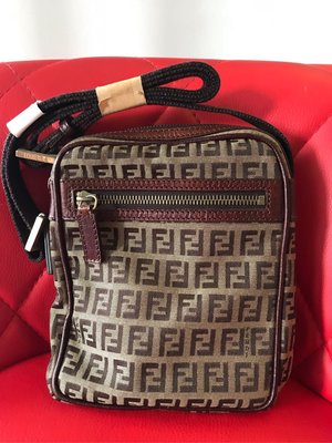 正 FENDI 斜背包 經典字紋 真品