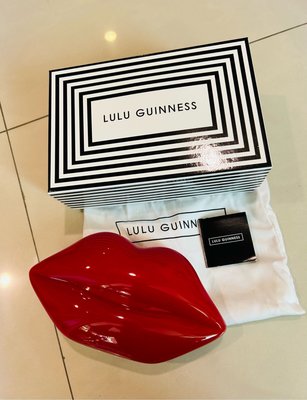 Lulu Guinness 經典款亮面紅唇硬殼手拿包
