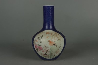 民國-霽藍開光粉彩花鳥天球瓶高度23cm,口徑4.6cm.肚徑15cm.底徑7.2cm。-33835