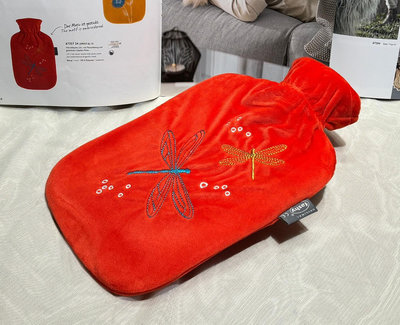 【宇冠】德國fashy 蜻蜓點水綉花圖騰 2L冷/熱水袋,特價優惠$790元
