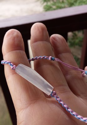 天然緬甸玉翡翠A貨 放光白冰隨形切面手排(24.5x6x5.5mm)+6mm白玉珠編繩式少女風手串鍊。