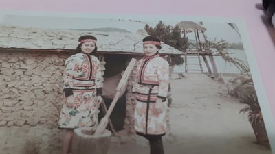 1965年 原住民美女傳統服飾 銘馨易拍重生網 PSS922 早期 日月潭木屋前背景寫實老照 如圖（1張ㄧ標，珍藏回憶）