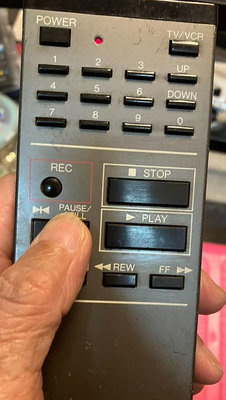 功能還正常的早期Sharp VCR錄放影機遙控器