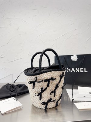 Cinder-ella Chanel 這個新款草編包菜籃子手提袋和皮肩帶還有草編的組合真的好清爽炒適合海邊，是屬于夏天的 N.O46951
