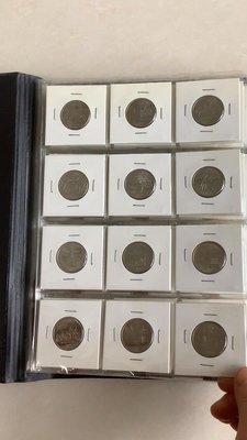 y自己收藏的美國紀念幣，其中州幣一套齊全56枚D版的。另有零散