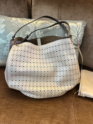 Tods 二手精品  保證真品，粉裸色 有防塵套 大款真皮手提包，肩背包，購物包、媽媽包，子母包、有送一個化妝小包收納袋。