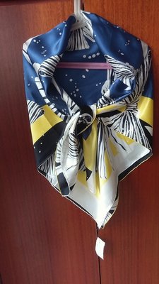 全新（38節特價） 有吊牌 Vica Mock 品牌絲巾， 100% Silk 全絲， 黃/藍色蝴蝶結圖案的彩色大方絲圍巾絲緞手感。夏姿 溫慶珠 isabel