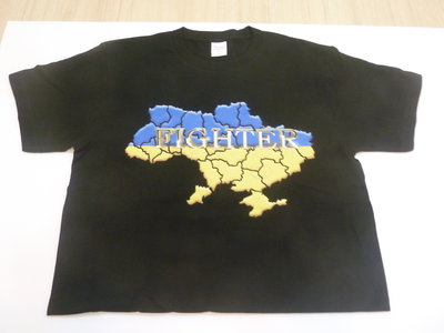 原創中性純棉黑色T恤, 向烏俄戰爭中的烏克蘭民族致敬, 金色 FIGHTER 字樣在藍黃色國土上, 尺寸M