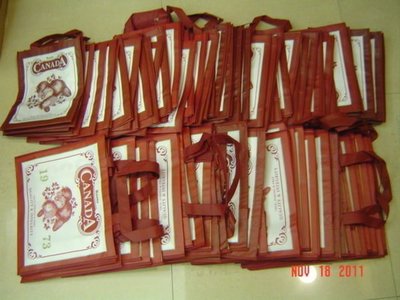ROOTS 小型款*1 狸貓圖騰紅色環保購物袋 ( 全新)   已絕版   特價:200元  滿買滿6個 可享免運費配送