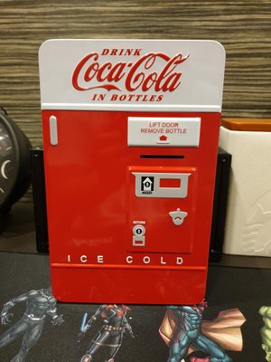 coca cola  可口可樂 復刻版販賣機造型盒（鐵盒）