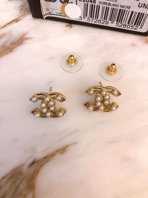 （🎉已售）專櫃正品✨香奈兒Chanel雙C Logo金色鏤空鑲珍珠貼耳針式耳環