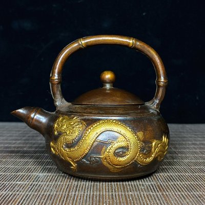 老物件--古玩古董銅器擺件純銅鎏金龍鳳提梁壺擺件老銅器收藏品舊貨擺件， 品相好包漿勻稱。低價轉讓。高9.5厘米，長11厘米，重47