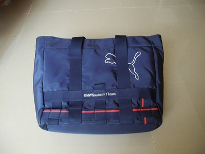 PUMA＆BMW F1團隊聯名 藍色手提方包 電腦手提包 筆電保護包 尺寸 39cmx31cmx14cm 帥氣質感