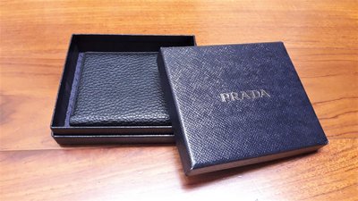 PRADA 短夾  皮夾 黑色時尚收納盒   商品尺寸：13.5cm長×11cm寬x4cm高(不包含內容物)