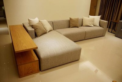 HODERN-POLIFORM PAGINA 低背亞麻編織布沙發，造型挺+細節潤+滾邊勾勒~歡迎鑑賞
