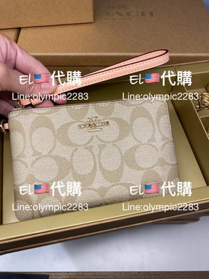 EL~COACH C8726 卡其配粉膚色 手拿包+2個小掛飾 禮盒 現貨 附購買收據 特價2180免運