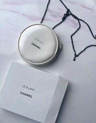 Chanel 絕版贈品化妝包 圓餅包 鏈條包 商品都是全新，外盒有點擠壓 鏈條可斜背 可以放手機 零錢包 鑰匙包