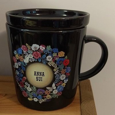 （特價）近新Anna Sui 馬克杯有蓋茶杯(茶、咖啡、各式飲品）尺寸約12fl oz/355ml，黑底彩色花卉，星巴克Starbucks安娜蘇 MsGracy