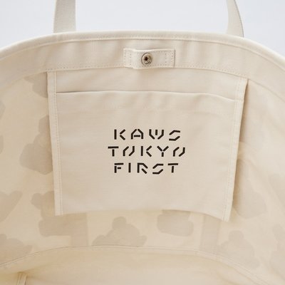 【小鹿♥臻選】KAWS TOKYO FIRST UNIQLO 托特包 公仔 帆布包 聯名