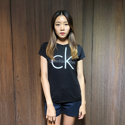 美國百分百【Calvin Klein】T恤 CK 女 短袖 圓領 T-shirt 大logo 黑色 XS-M號 I172