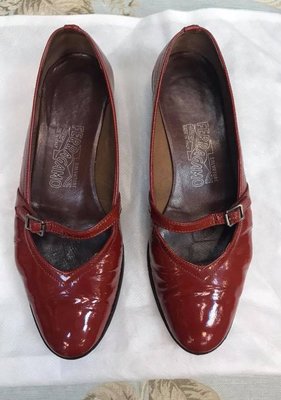 Ferragamo棗紅色經典赫本鞋~小腳美女看過來~1500含郵下標區