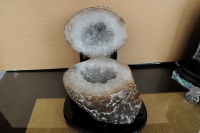 【新社 水晶】馬達加斯加 白玉瓍  瑪腦聚寶盆 重量:18.3kg(含木座)
