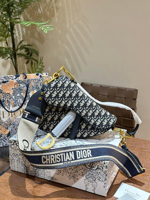 【二手包包】有沒有被這款包包所驚艷到呢Dior迪奧saddle老花系列，M9001老花藍Be aclassi NO51280