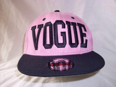 潮流帽子美式黑粉紅雙色設計款粗體英文字母精美刺繡VOGUE造型高頂帽韓版平沿帽航字櫃8