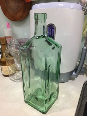 水波綠·透明水波綠London Dry Gin 琴酒空瓶·容量1.75L.小資店家·小資族蝸居最家的家飾品·正方水波綠空酒瓶·尺寸12*12公分·高度30公分·