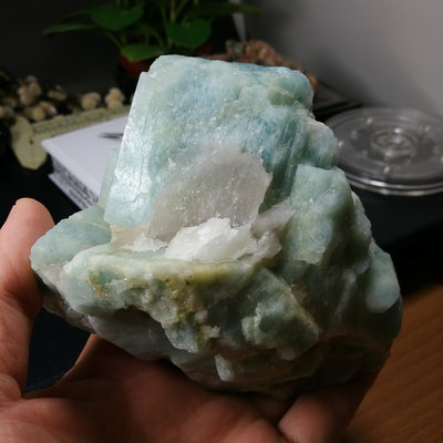 [友克鑫礦業]16約重514g-海水藍寶 原礦 Aquamarine 海藍寶 晶礦 共生雲母 原石 碎石 標本