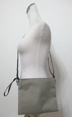 ~日本 MUJI 無印良品 橫式 撥水加工處理斜背包/隨身包 肩帶可調整拿下 23.5x19.7cm~