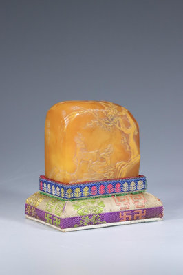舊藏：田黃凍石雕《清卿》款 仙鹿紋印章