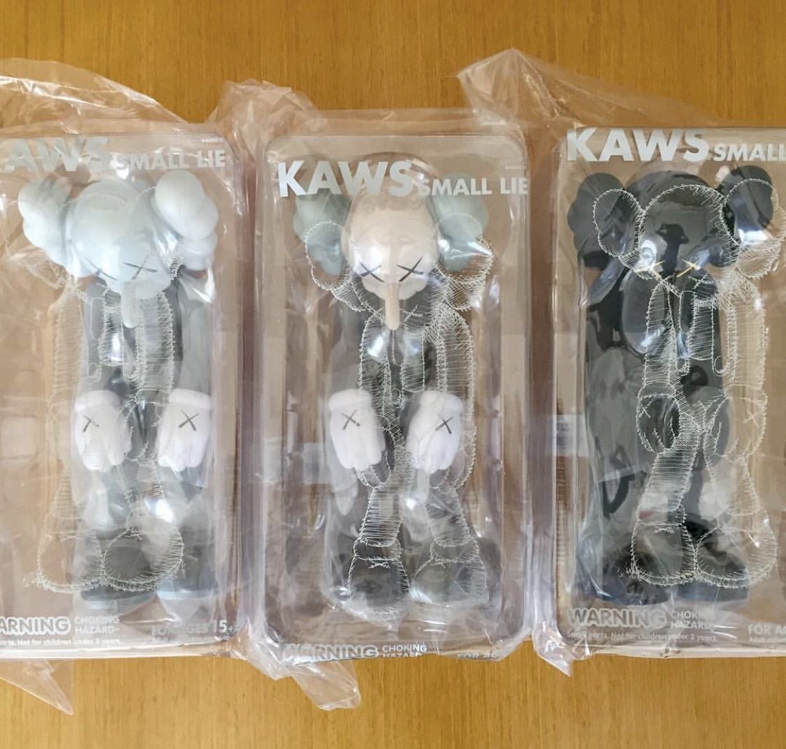 KAWS SMALL LIE MEDICOM TOY PLUS 剩黑色| Yahoo奇摩拍賣