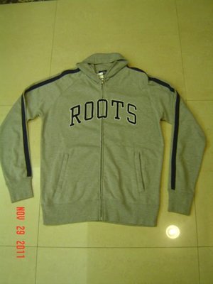 ROOTS   型男必備外套  ROOTS 字漾   灰色  XS 尺寸 (全新/現貨)   僅有1件   特價:2999元
