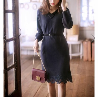 Co媽日本代購 現貨 日本 品牌 附皮帶 V領小顏 蕾絲裙擺 針織洋裝 洋裝 深藍色