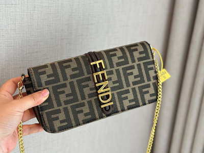 【King女王代購】 FENDI 芬迪 新款woc手拿包 可斜挎肩背包 好看 體積小 內裡還有一個小卡夾 size：20*11cm